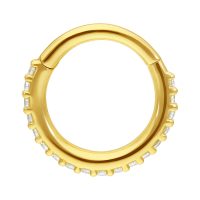 Goldener 18K Piercingring mit klaren Kristallen auf weißem Hintergrund