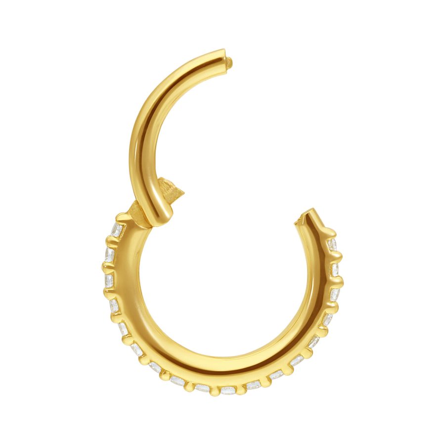 Goldener Piercingring mit klaren Kristallen auf weißem Hintergrund