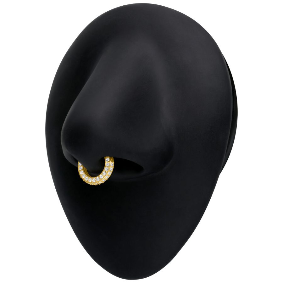 Goldener Piercingring mit klaren Kristallen an schwarzem Display