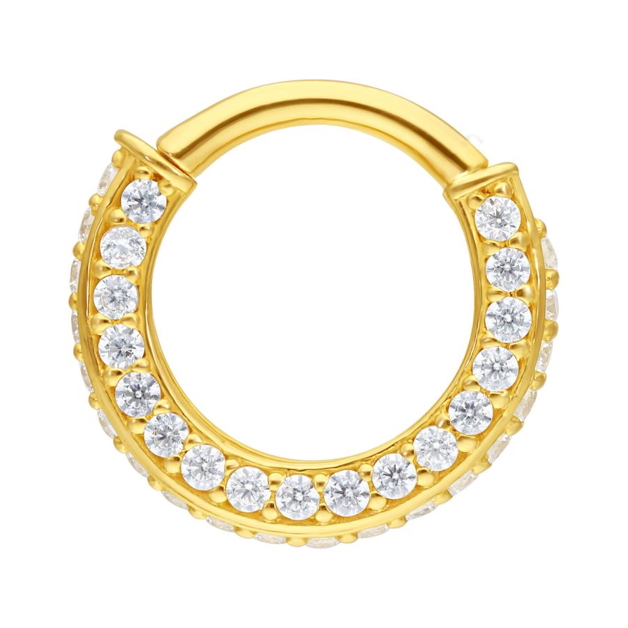 Goldener Piercingring mit klaren Kristallen auf weißem Hintergrund