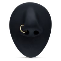 Goldener 18K Rope Piercingring in schwarzer Nase auf weißem Hintergrund