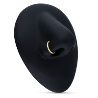 Goldener 18K Seilring als Nasenpiercing auf schwarzem Modell