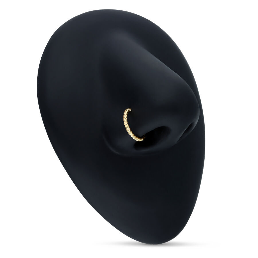 Goldener 18K Seilring als Nasenpiercing auf schwarzem Modell