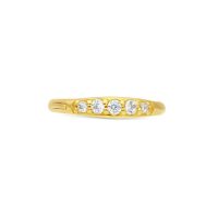 Goldener 18K Piercingring mit klaren Kristallen auf weißem Hintergrund