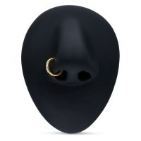 Goldener Piercingring mit Kristallbesatz in Nasenmodell auf schwarzem Hintergrund