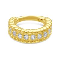 Goldener Piercingring mit Kristallen auf weißem Hintergrund