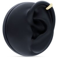 Hinged Ring aus 14K Gold mit Kristallen an einem schwarzen Modell-Ohr