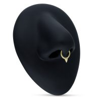Goldener Kegel-Piercingring an schwarzem Modellkopf auf neutralem Hintergrund