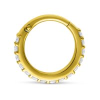 Goldener Klappring mit klaren Kristallen auf weißem Hintergrund