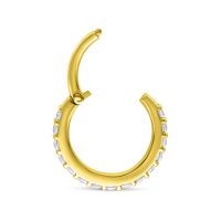 Goldener 14K Piercingring mit klaren Kristallen auf weißem Hintergrund