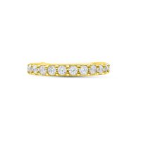 Goldener Piercingring mit klaren Kristallen auf weißem Hintergrund