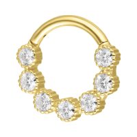Goldener Piercingring mit sieben funkelnden Moissanit-Steinen auf weißem Hintergrund