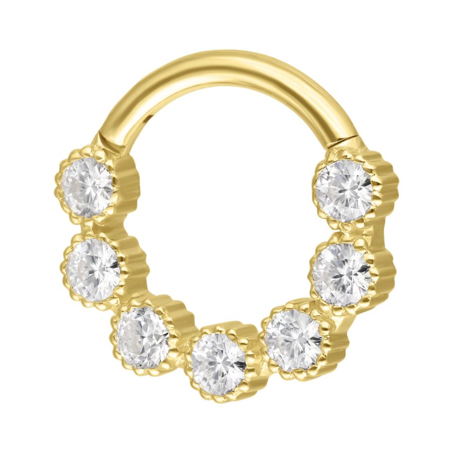Goldener Piercingring mit sieben funkelnden Moissanit-Steinen auf weißem Hintergrund