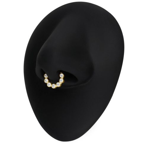 Goldener Septum Piercingring mit Moissanit-Kristallen auf schwarzem Hintergrund