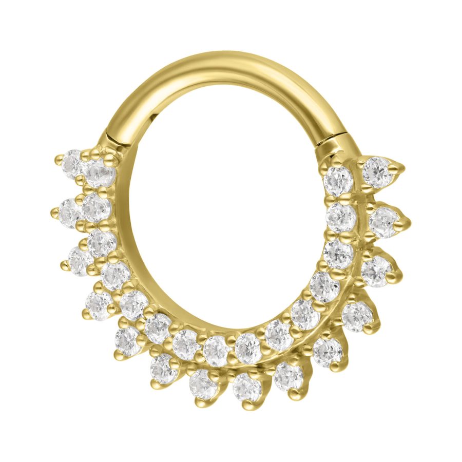 Goldener Septumring mit Moissanit-Steinen auf weißem Hintergrund