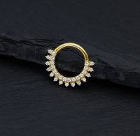Goldener Septumring mit Moissanit-Sonnenstrahlen auf schwarzem Hintergrund