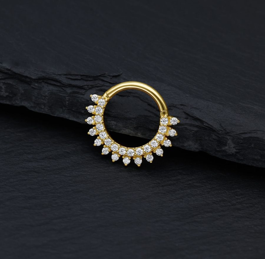 Goldener Septumring mit Moissanit-Sonnenstrahlen auf schwarzem Hintergrund