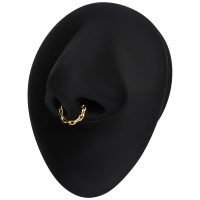 Goldener Septum Ring mit Kettenmuster auf schwarzem Hintergrund präsentiert