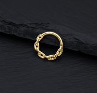 Goldener Kettenring aus 14K Gold auf schwarzem Hintergrund