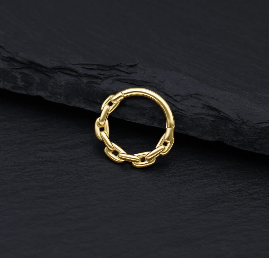 Goldener Kettenring aus 14K Gold auf schwarzem Hintergrund
