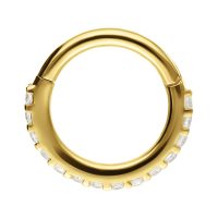 Goldener Nasenring mit Moissanit-Steinen auf weißem Hintergrund
