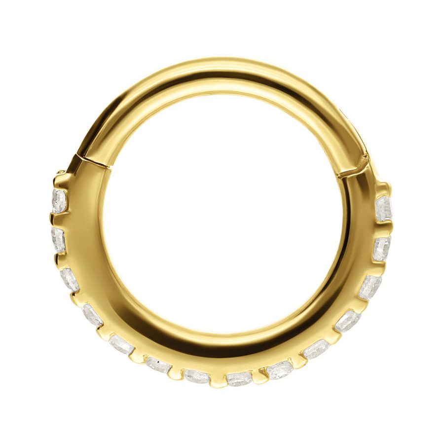 Goldener Nasenring mit Moissanit-Steinen auf weißem Hintergrund
