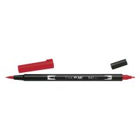Roter Tombow Dual Brush Pen mit zwei Spitzen auf weißem Hintergrund