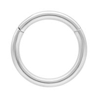 Glänzender 14K Weißgold-Piercingring auf weißem Hintergrund