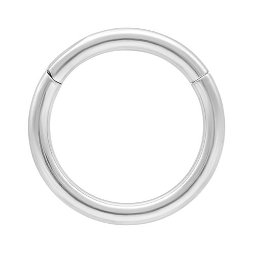 Glänzender 14K Weißgold-Piercingring auf weißem Hintergrund