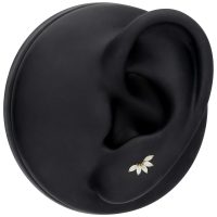 14K Gold Piercing mit synthetischem Opal in Blattform auf schwarzem Modell-Ohr
