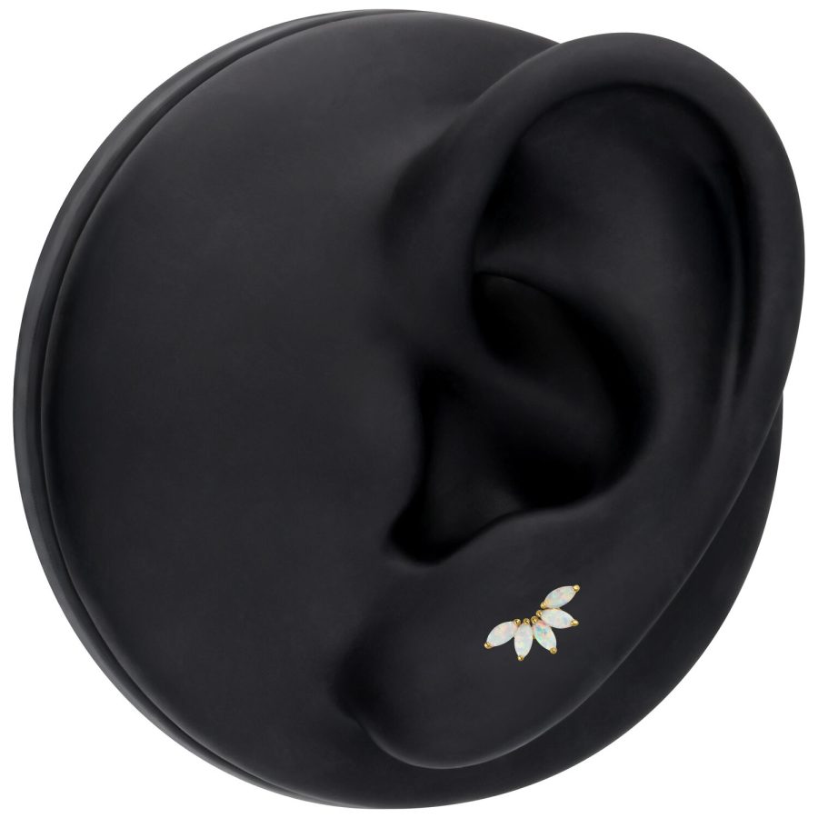 14K Gold Piercing mit synthetischem Opal in Blattform auf schwarzem Modell-Ohr