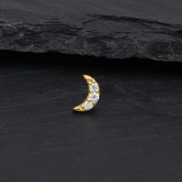 Goldener Mond-Aufsatz mit kristallklaren Moissanit-Steinen auf dunklem Hintergrund