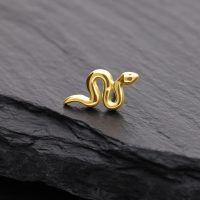 14K Gold Schlangenaufsatz auf schwarzem Schieferhintergrund