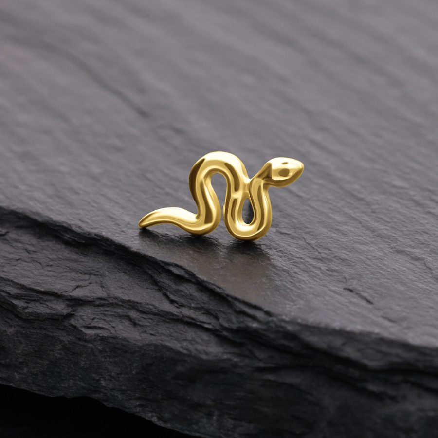 14K Gold Schlangenaufsatz auf schwarzem Schieferhintergrund