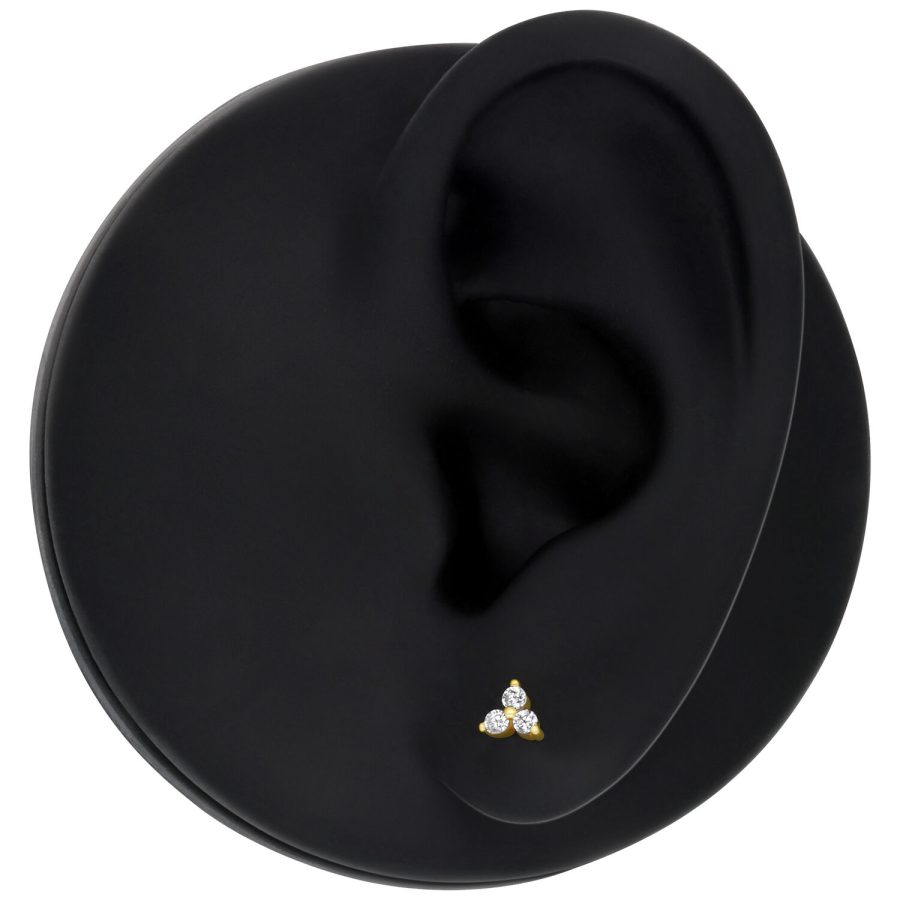 Trinity Piercing Aufsatz aus 14K Gold mit klaren Kristallen auf schwarzem Ohrmodell
