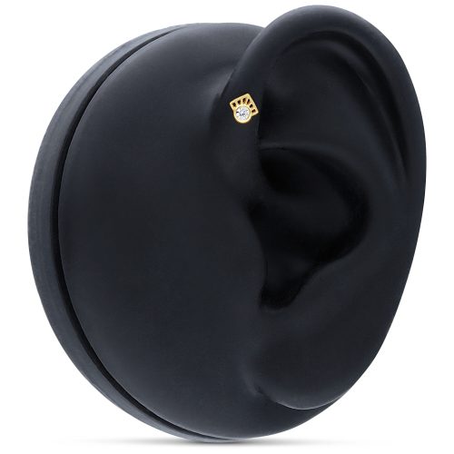 Goldener 14K Piercingaufsatz mit klarem Kristall an einem schwarzen Ohrmodell