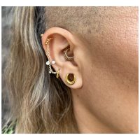 Ohr mit 14K Gold Aufsatz und klaren Kristallen, getragen