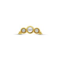 Goldener Piercingaufsatz mit synthetischem Opal und Perle auf weißem Hintergrund