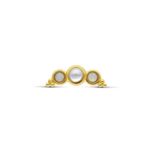 Goldener Piercingaufsatz mit synthetischem Opal und Perle auf weißem Hintergrund