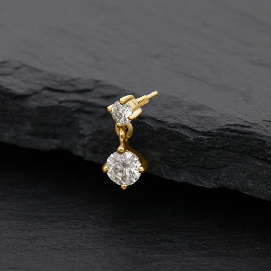 14K Gold Aufsatz mit Moissanit Kristall auf schwarzem Hintergrund