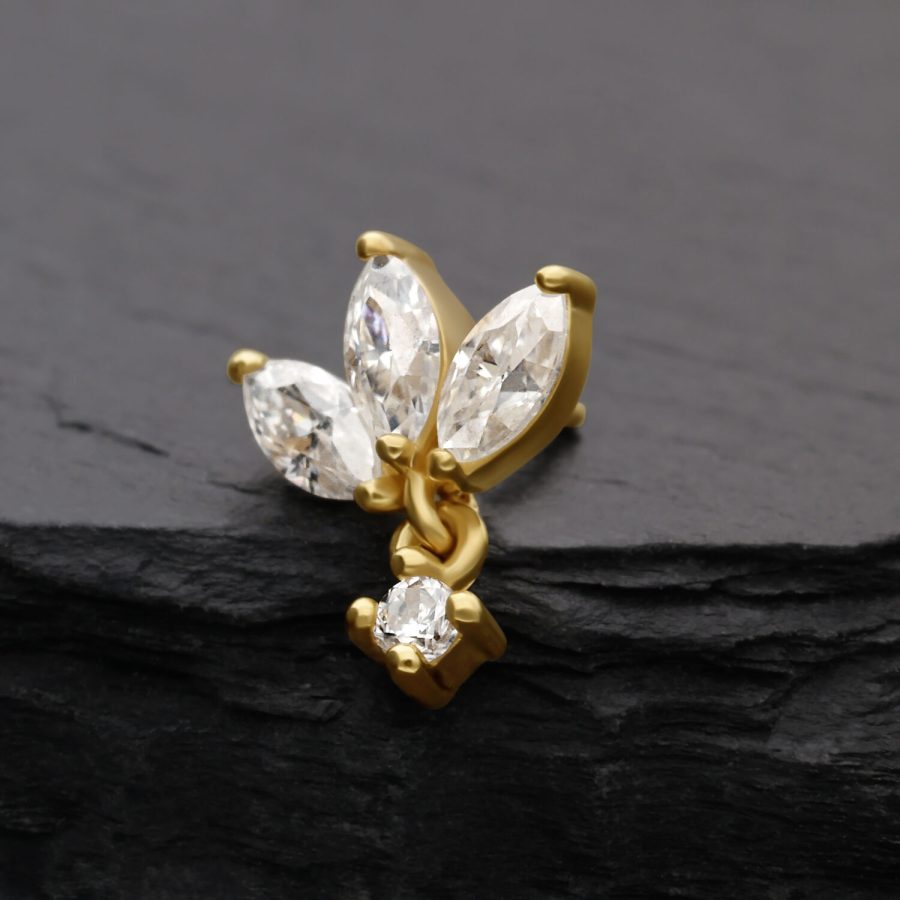 Goldener Lotus-Aufsatz mit Moissanit-Steinen auf dunklem Hintergrund