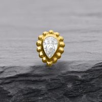 14K Gold Aufsatz mit tropfenförmigem Kristall auf grauem Hintergrund
