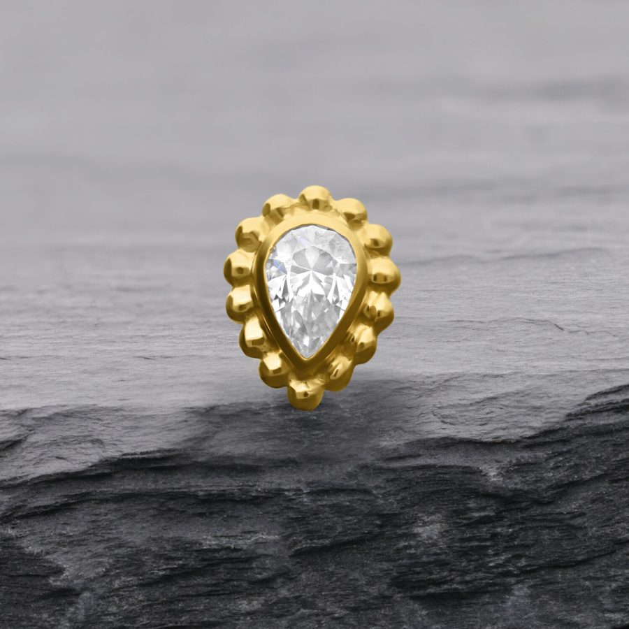 14K Gold Aufsatz mit tropfenförmigem Kristall auf grauem Hintergrund