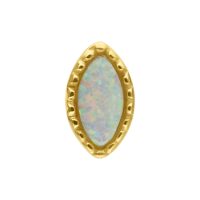 Ovaler synthetischer Opal in Goldfassung auf weißem Hintergrund