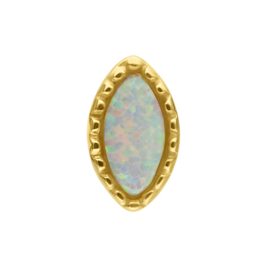 Ovaler synthetischer Opal in Goldfassung auf weißem Hintergrund