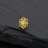 Goldener Blumenaufsatz mit Moissanit auf schwarzem Schiefer