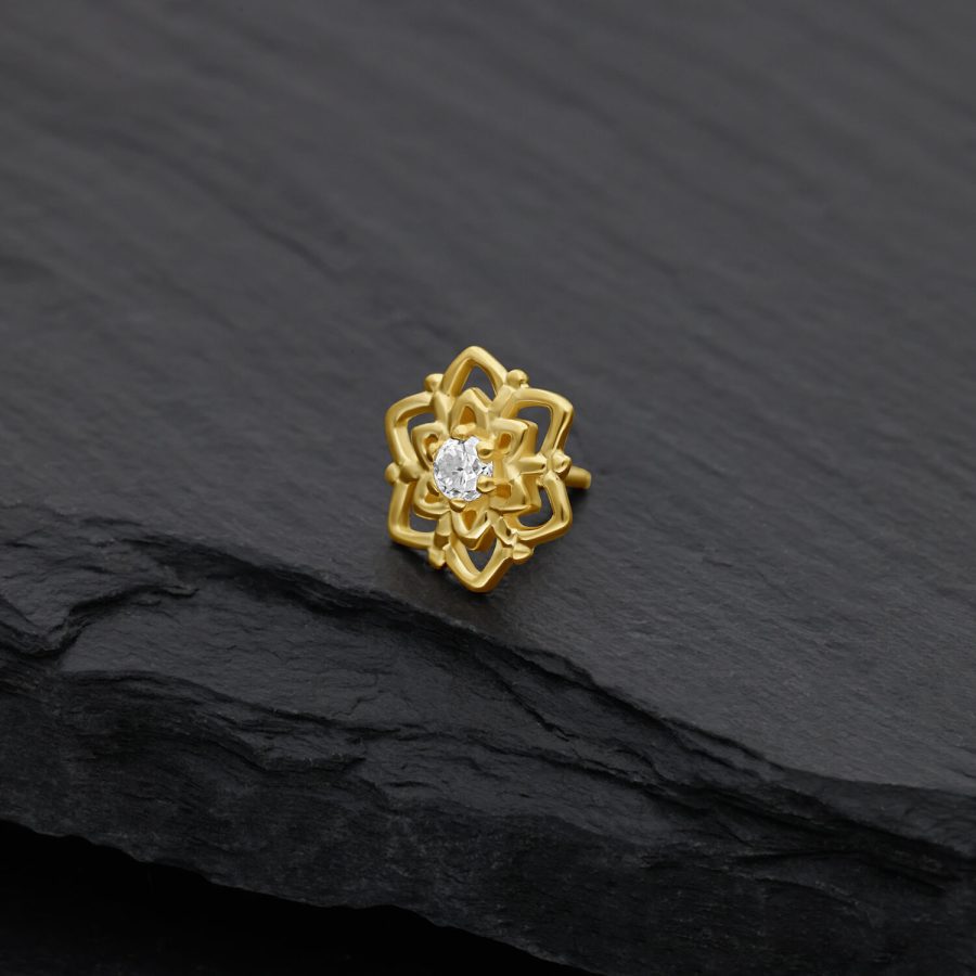 Goldener Blumenaufsatz mit Moissanit auf schwarzem Schiefer