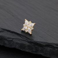 Goldener Moissanit Blütenaufsatz auf schwarzem Schiefer