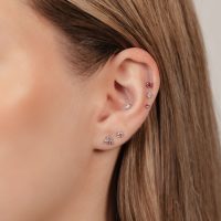 Ohr mit mehreren Prong Set Aufsätzen in Pink auf hellem Hintergrund