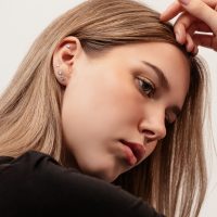 Silberner Disc für Triple Piercing in 4mm Größe auf neutralem Hintergrund